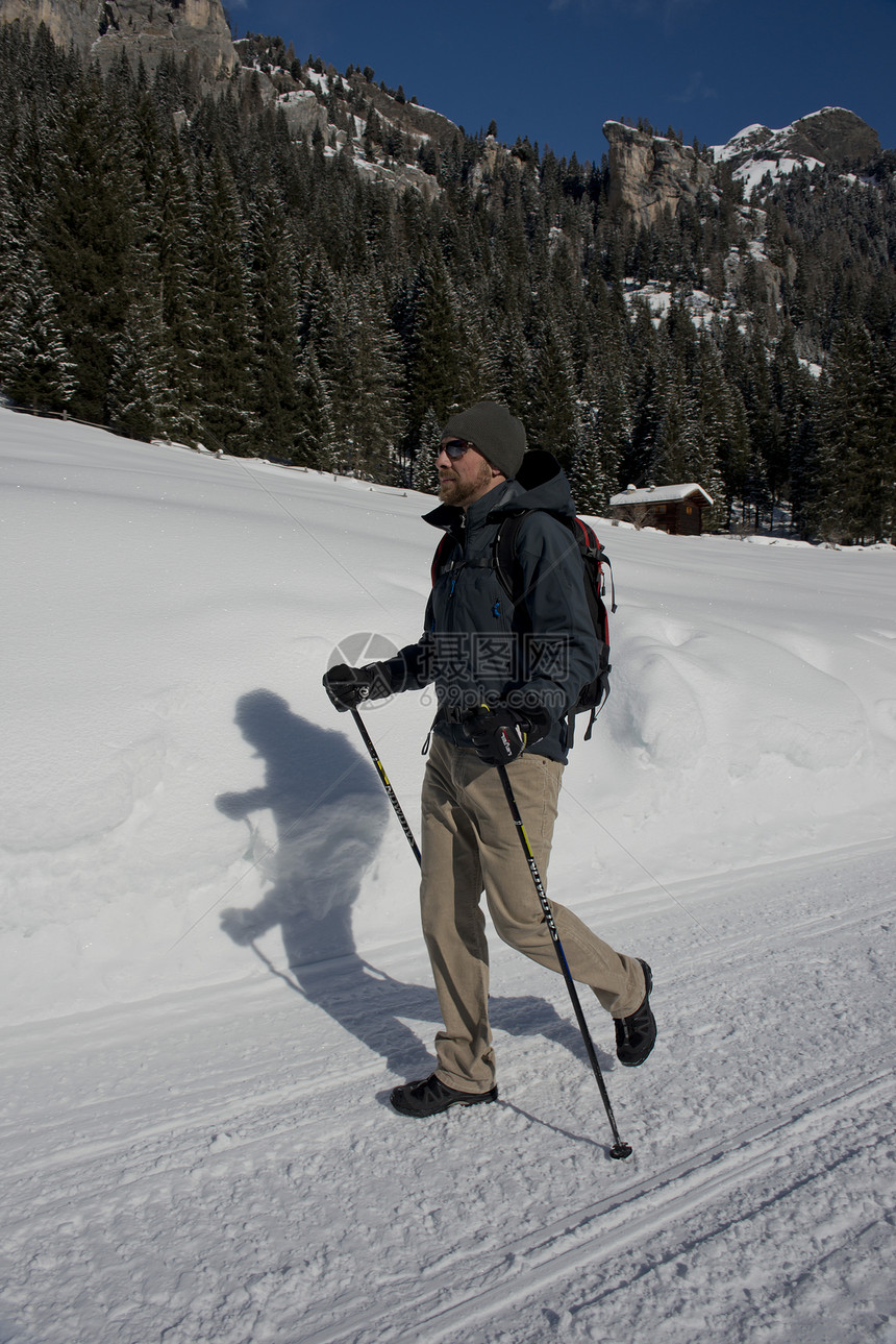 在雪轨上登山旅行男性旅游游客世界遗产背包运动活动男人冒险图片