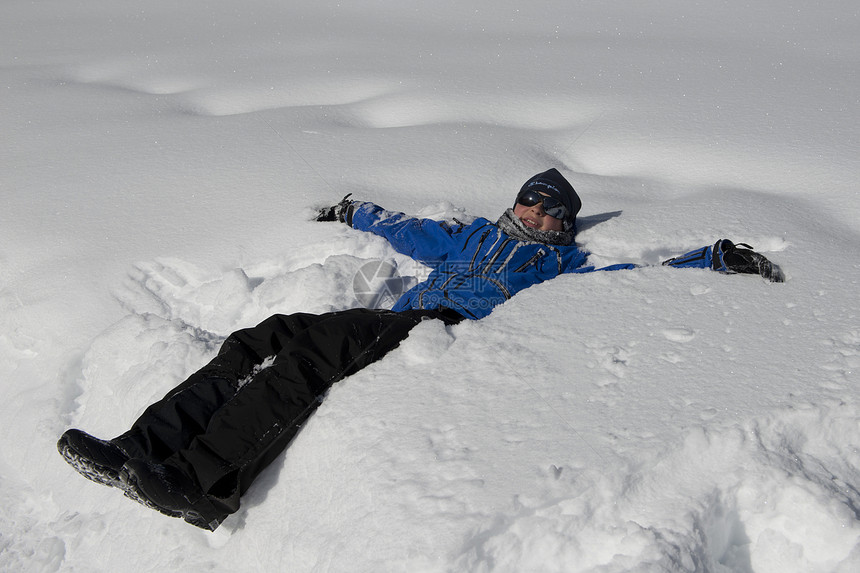 青少年躺卧在雪中游客登山世界遗产活动冒险运动男生踪迹男性图片