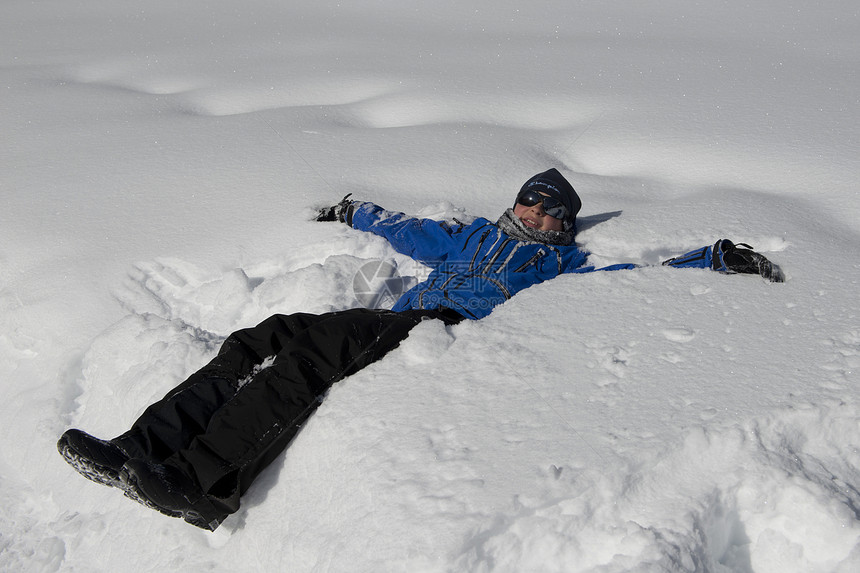 青少年躺卧在雪中游客踪迹冒险活动世界遗产男生运动男性登山图片