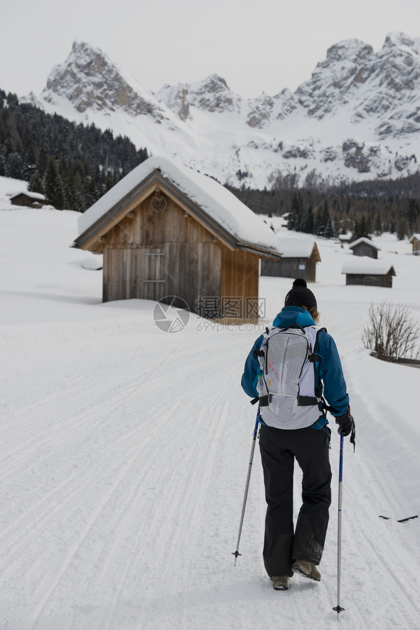 在雪轨上登山冒险旅行运动踪迹背包女性小屋活动世界遗产旅游图片