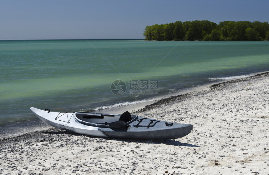 岸边的Kayak日落树木旅行乐趣孤独活动海岸线皮艇墙纸风景图片