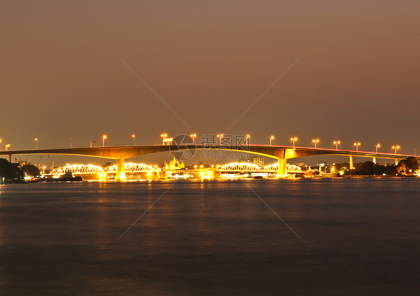 拉马三世桥在深夜横渡Chao Phraya河图片