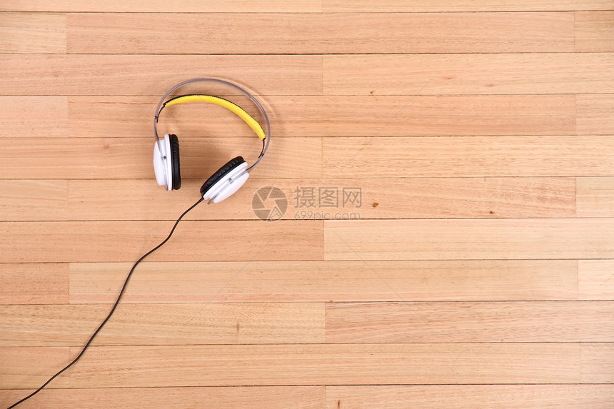 地板上的耳机齿轮金属插头音响立体声音乐木地板木头电缆地面图片
