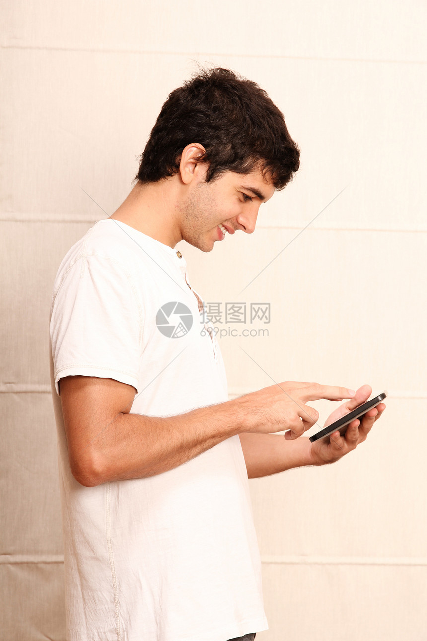 携带TabletPC的年轻人屏幕互联网男人男性成人人士平板触摸屏微笑电脑图片