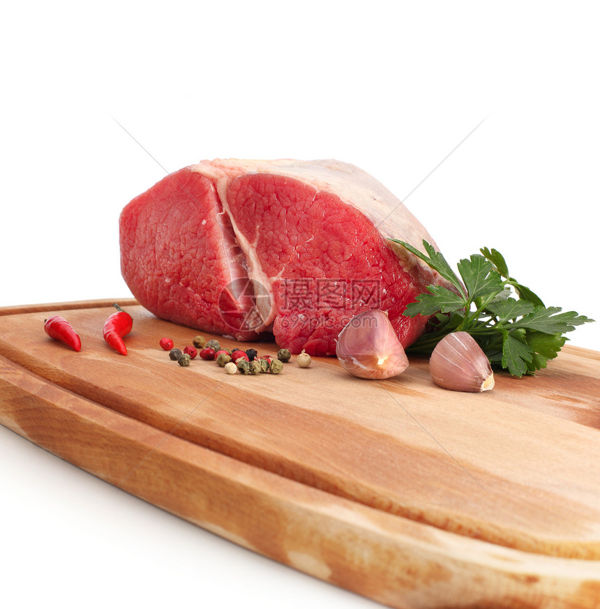 木板上的原肉白色鱼片猪肉胡椒红色食物腰部牛扒香菜牛肉图片