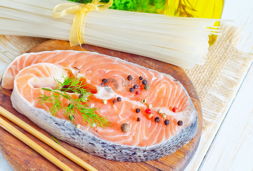 鲑鱼美味海鲜食物鱼片寿司木板香菜海鱼餐饮牛扒图片