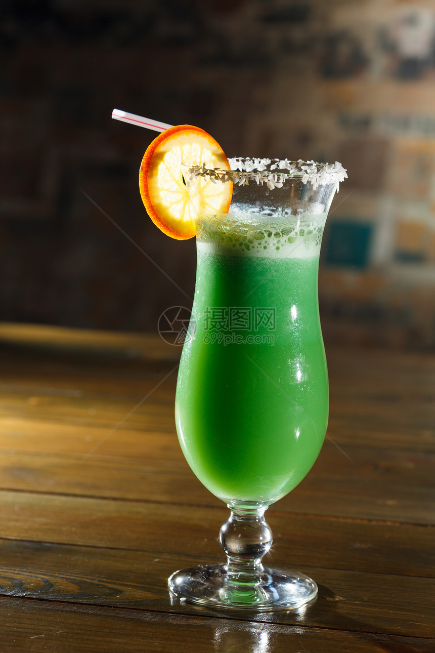 酒吧鸡尾酒绿色稻草文化酒精果汁立方体茶点橙子液体美食图片
