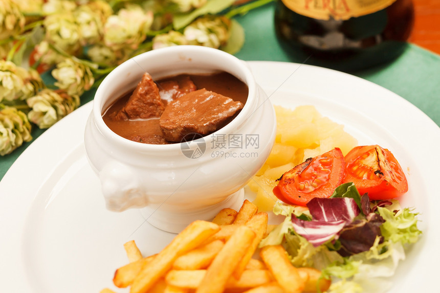 炸薯条肉午餐炙烤蔬菜鱼片土豆餐厅美食沙拉啤酒营养图片