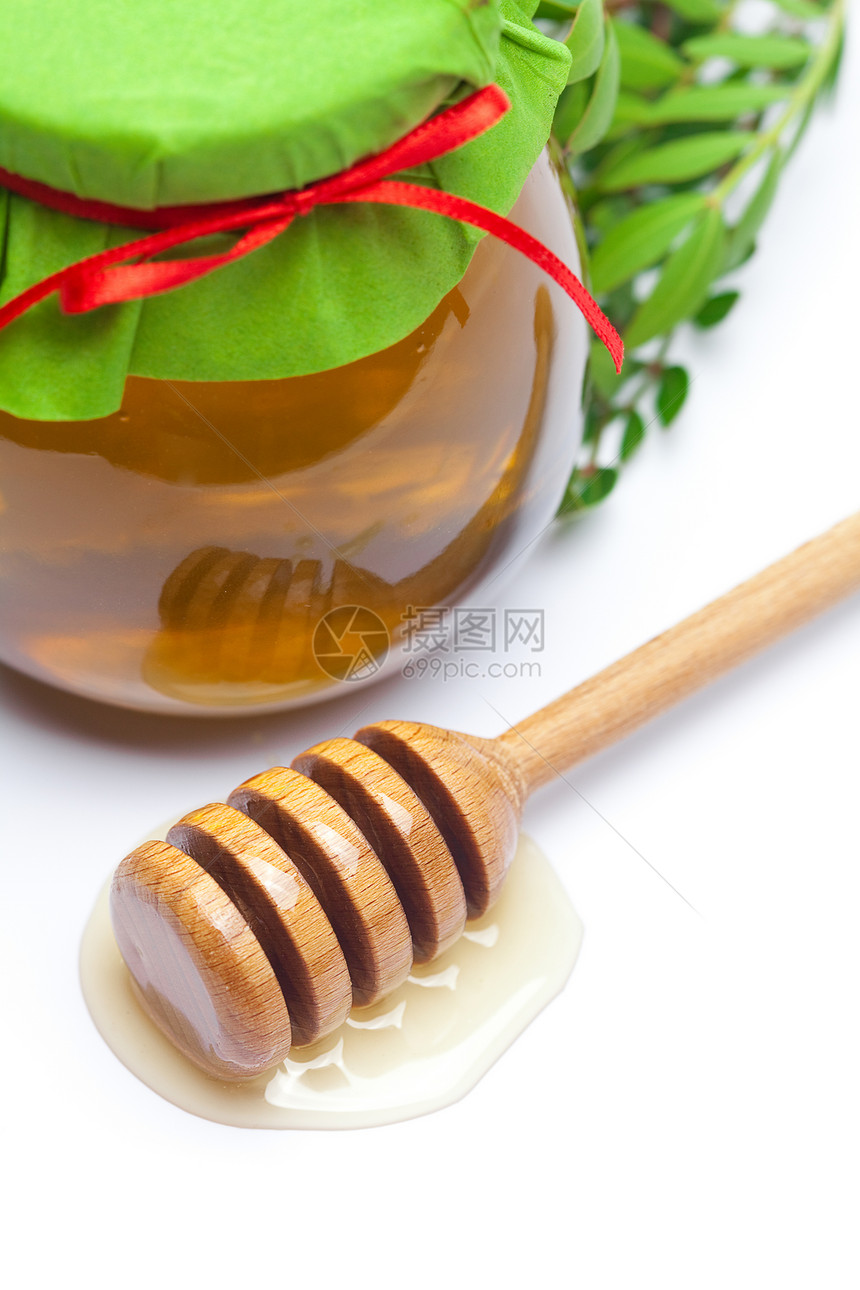 紧紧粘在白色的蜂蜜和罐子上树叶金子糖浆治疗早餐养分香味甜点药品食物图片