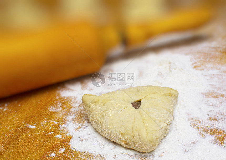 配肉和奶酪的烹饪派糕点粮食酵母谷物桌子木板食物面粉馅饼手工图片