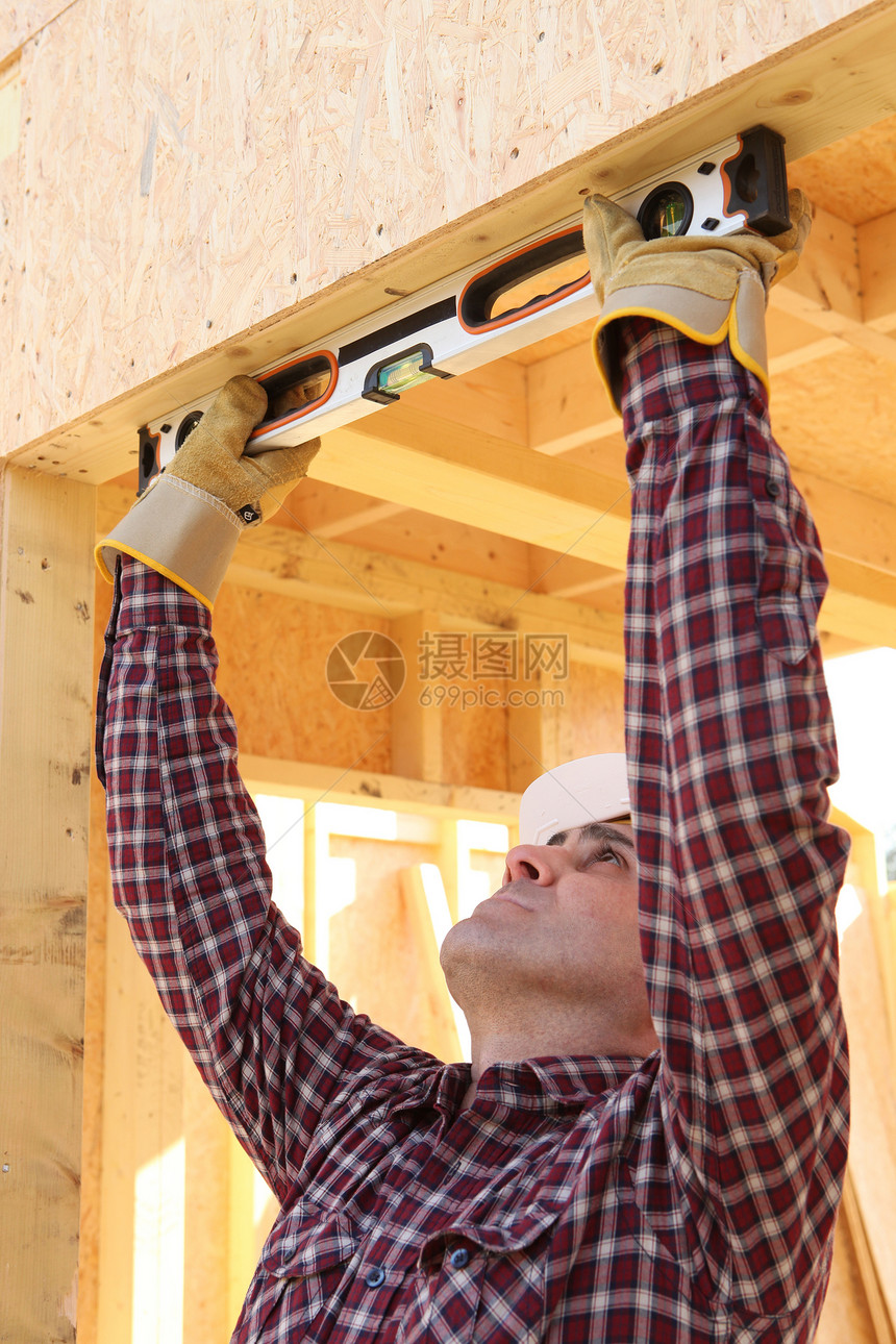 使用精神水平的建筑工人高架房子木头男人螺柱木制品建设者质量男性木材图片