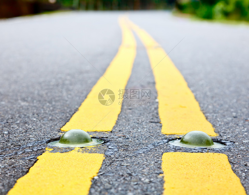 路路标志反光沥青黄色路面标记粒状玻璃安全装置街道道路图片