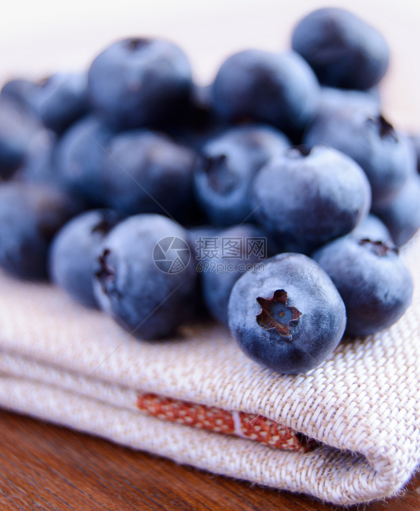 在上的蓝莓图像特写织物纺织品餐巾纸组织蓝色饮食小吃餐巾甜点森林图片