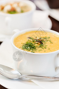 海鲜奶油汤草本植物美食勺子海鲜午餐食物干面包屑黄色盘子背景图片