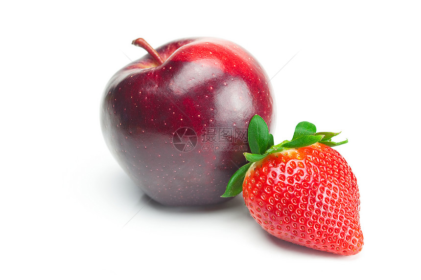 长大多汁的红红色成熟草莓和在白上孤立的苹果团体蓝色浆果食品水果小吃框架生活甜点图片
