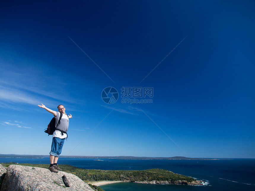 在阿卡迪亚国家公园徒步旅行风景公园成人享受远足海岸海洋海岸线首脑男人图片