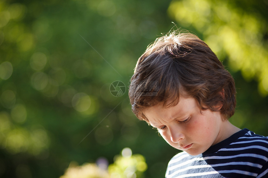 悲伤的男孩男生闷气情感太阳青年男性童年孩子图片