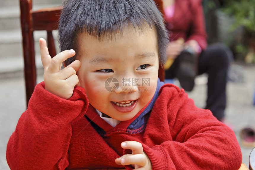 快乐的婴儿童年喜悦男生幸福活动男婴享受家庭乐趣后代图片