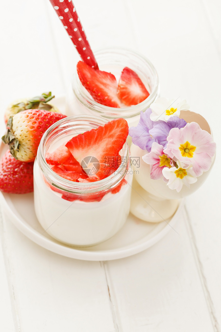 酸奶加草莓木头营养小吃勺子瓶子奶制品产品奶油白色早餐图片