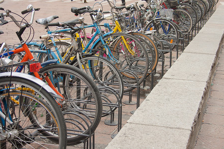 锁自行车自行车旅游团体金属街道运动踏板车辆城市车轮运输背景