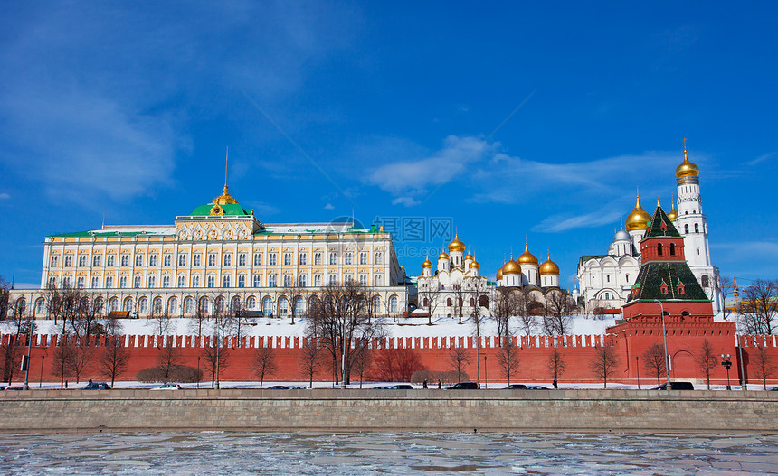 在阳光明媚的春天 莫斯科克里姆林宫的美丽景色旅行历史蓝色日光城市天空房子大教堂圆顶蓝天图片