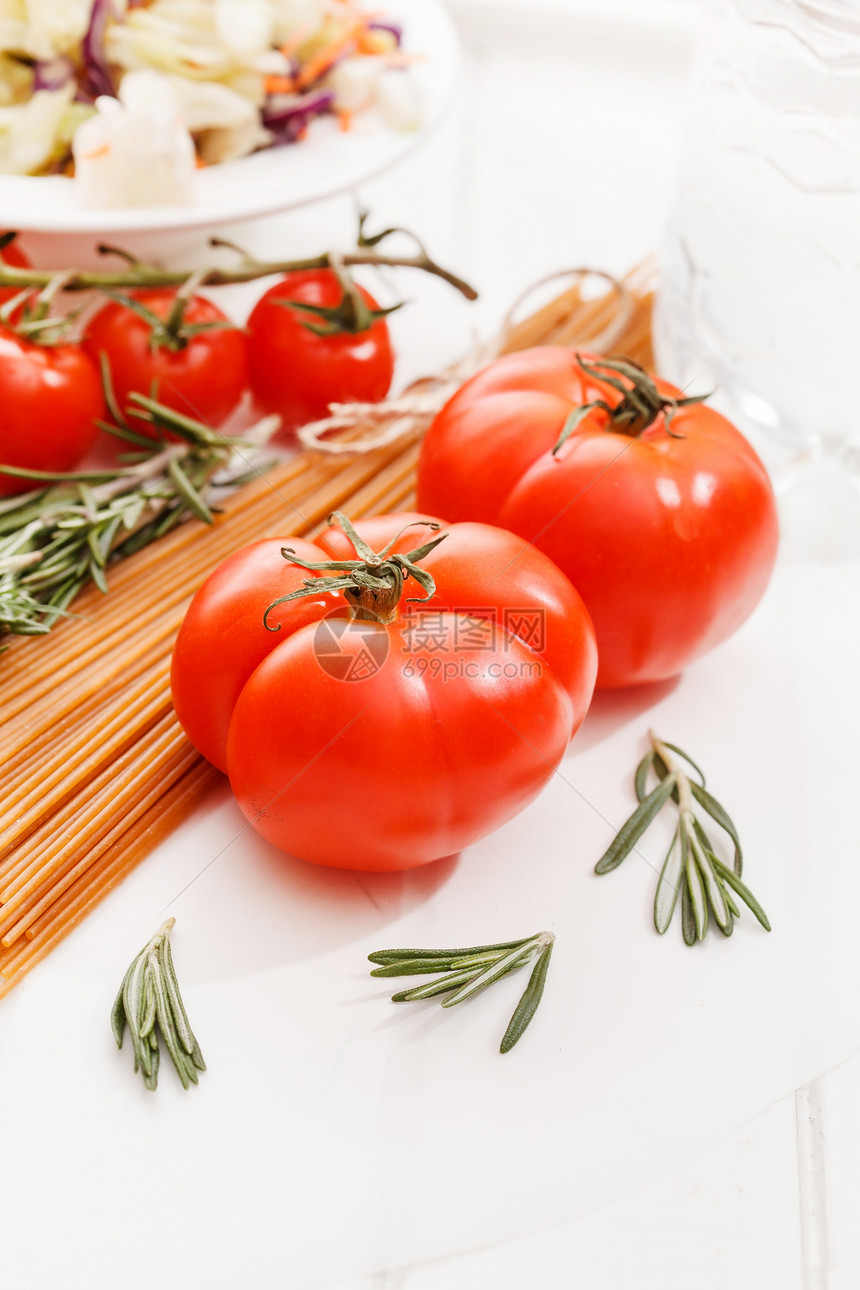 加番茄和草药的意大利面香蒜烹饪小麦宏观面条香料蔬菜美食叶子文化图片