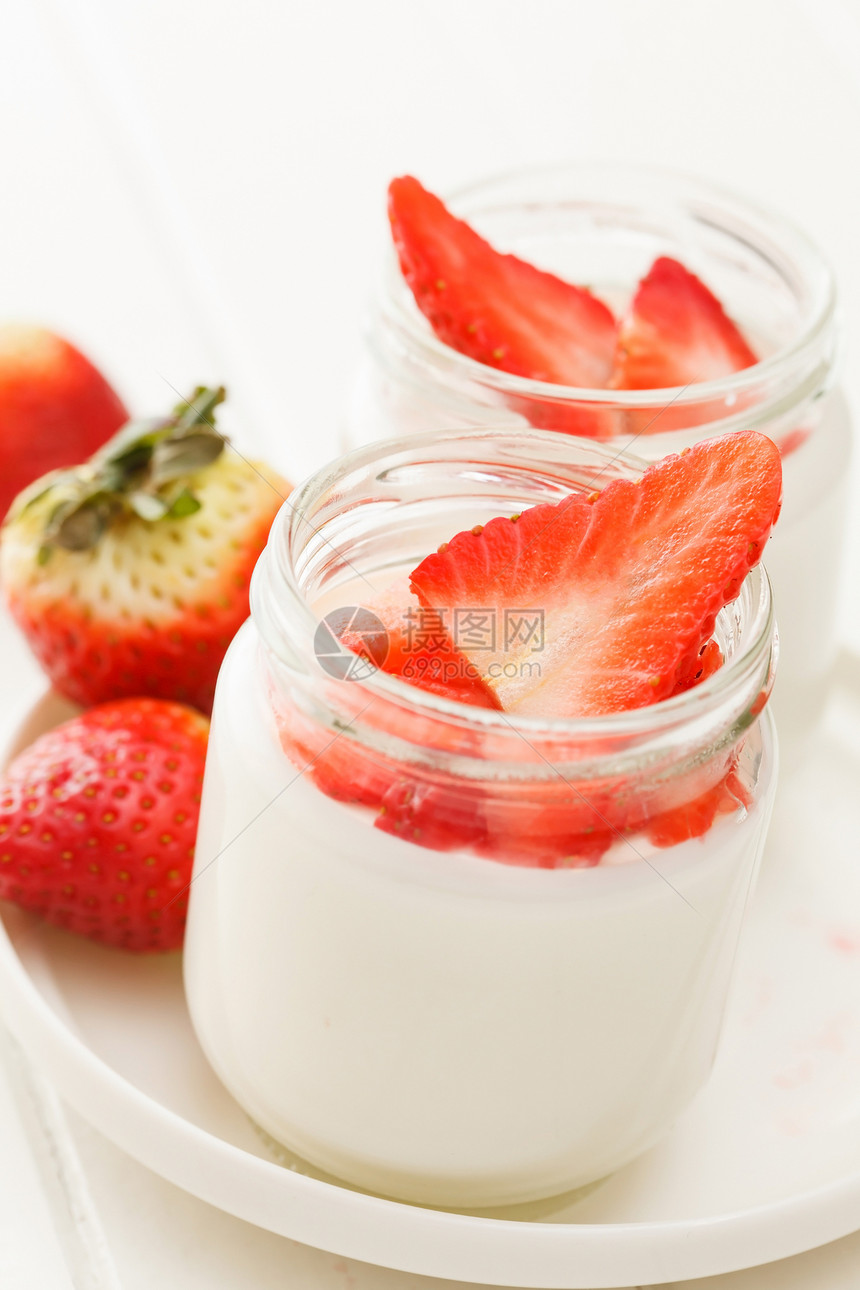 酸奶加草莓木头小吃牛奶瓶子奶油状白色奶油浆果早餐花朵图片