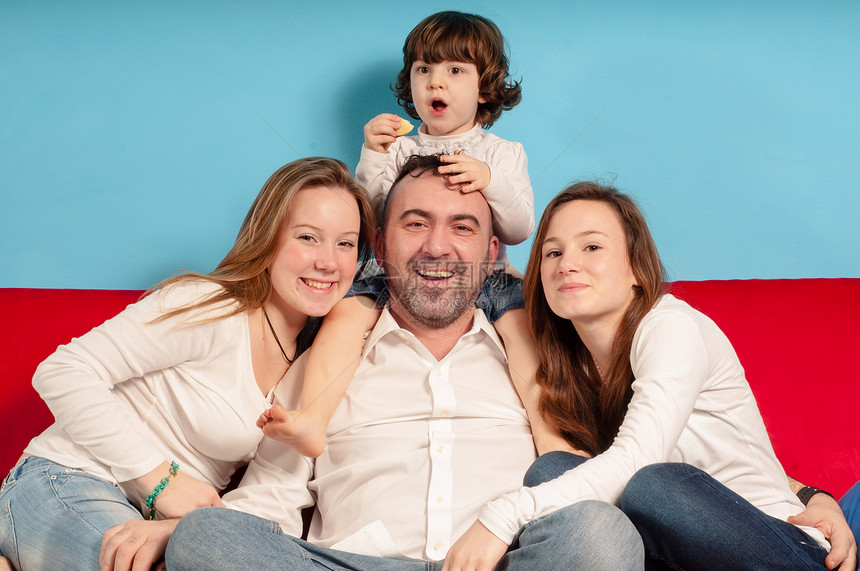 幸福的父亲和女儿 在沙发上女孩乐趣男生快乐孩子们女性感情女孩们母亲家庭图片
