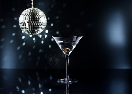 舞池的马提尼俱乐部大都会饮料夜生活庆典派对酒精玻璃蓝色调酒师背景图片