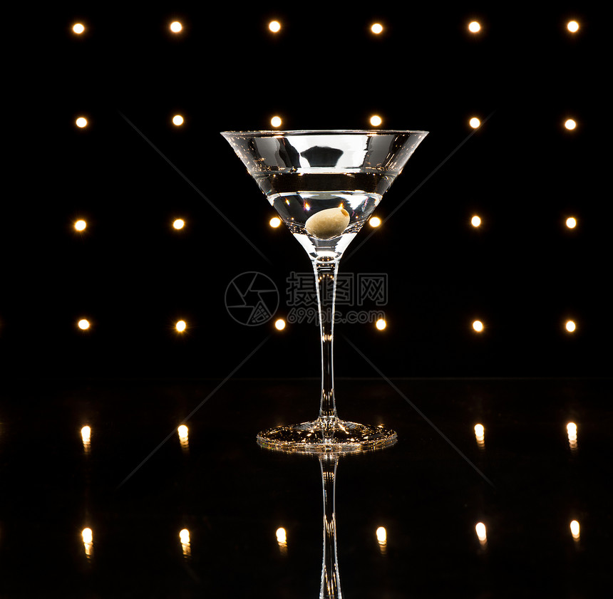 舞池的马提尼俱乐部夜生活蓝色餐厅调酒师玻璃反射庆典派对大都会图片