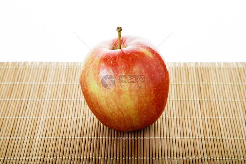 一个麦金托苹果在马特上图片
