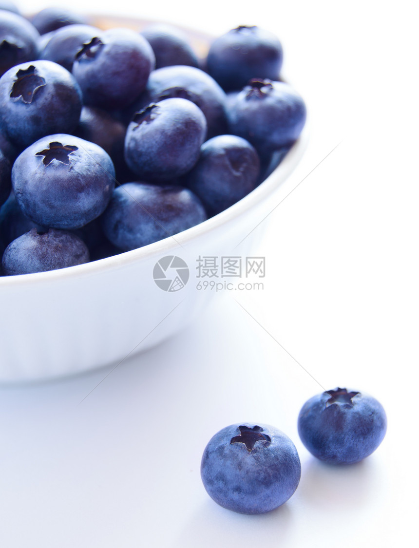 白碗里的里普蓝莓饮食营养水果甜点宏观杯子浆果盘子森林食物图片
