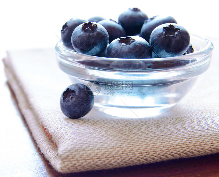 玻璃碗中蓝莓的堆肥馅饼森林盘子织物饮食杯子纺织品小吃宏观浆果图片