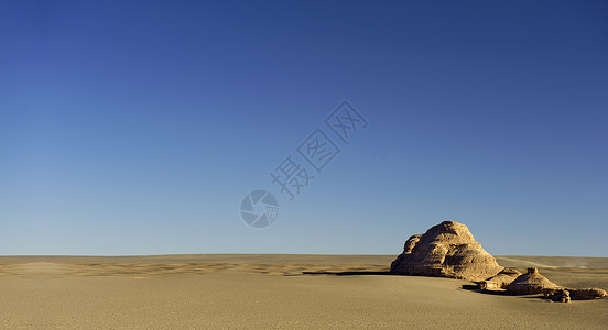 孤独哨港中国邓港戈壁沙漠中 独特的雅丹地表蓝色石头地貌戈壁天空沙漠生命戈壁滩背景