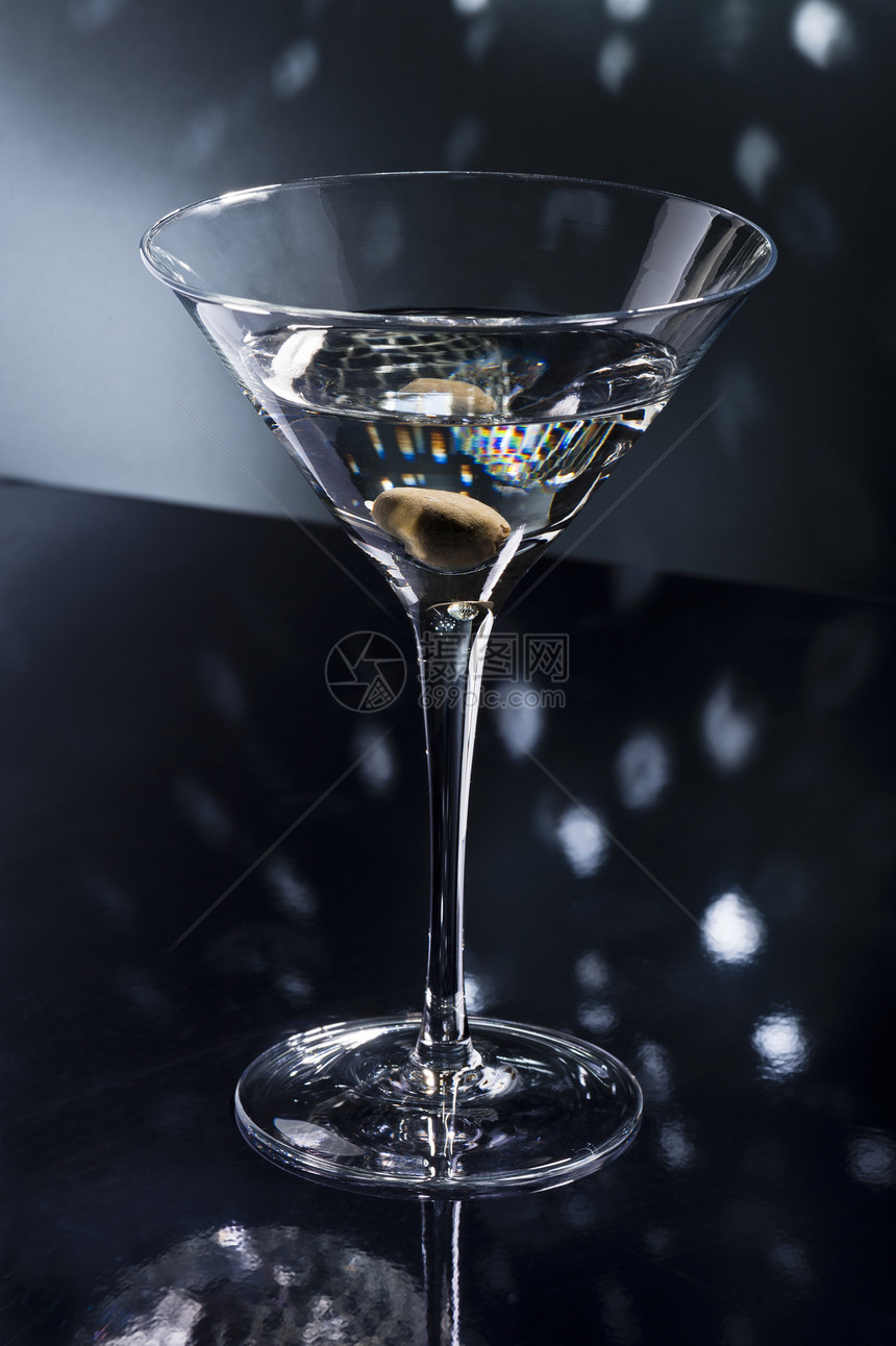 舞池的马提尼饮料大都会玻璃酒精调酒师蓝色反射庆典餐厅俱乐部图片