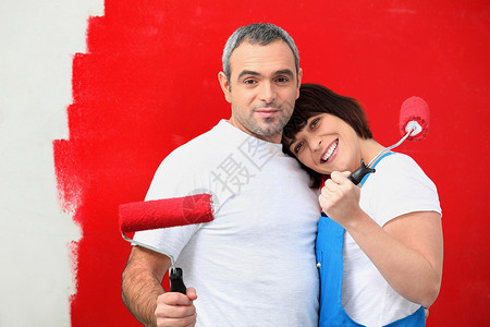一对夫妇画墙红色工具房子项目女朋友丈夫公寓快乐梯子画家享受背景图片