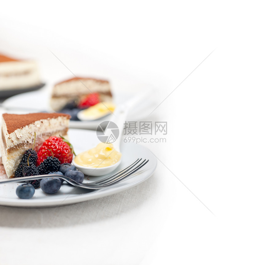 甜点加浆果和奶油糕点盘子水果宏观图层小吃可可巧克力粉末咖啡图片