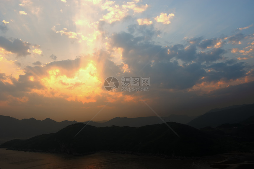 海滨日落旅行热带山脉海洋蓝色光束海岸线日落射线海岸图片