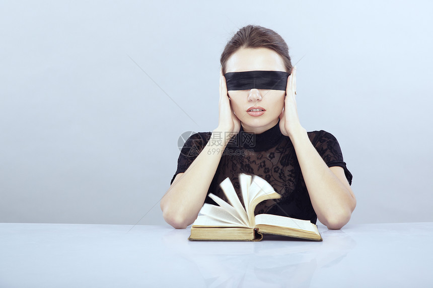 音频书本桌子眼罩运动好奇心抹胸专注小说学习头书叶子图片