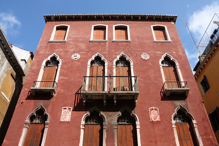 意大利威尼斯建筑学旅行阳台观光旅游窗户花朵房子建筑背景图片