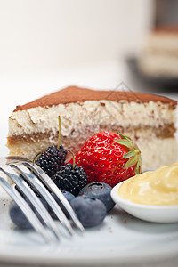 甜点加浆果和奶油盘子美食食物可可蛋糕图层粉末宏观糕点小吃背景图片