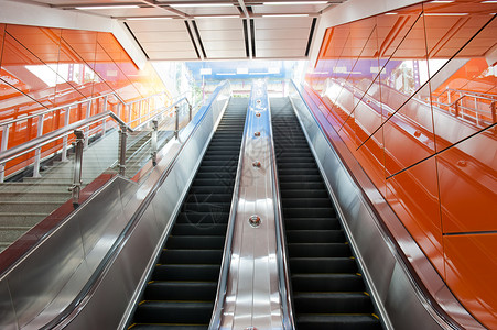 电扶车脚步自动扶梯城市运输金属建筑出口入口地铁站车站背景图片