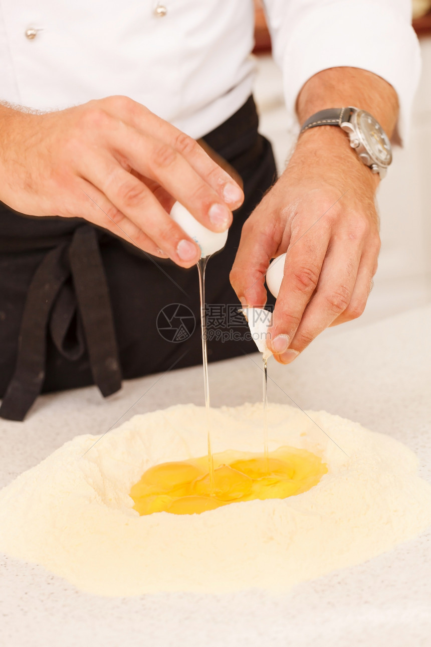 厨师工作面团厨房家庭粉末小麦手指面粉蛋黄桌子糕点图片