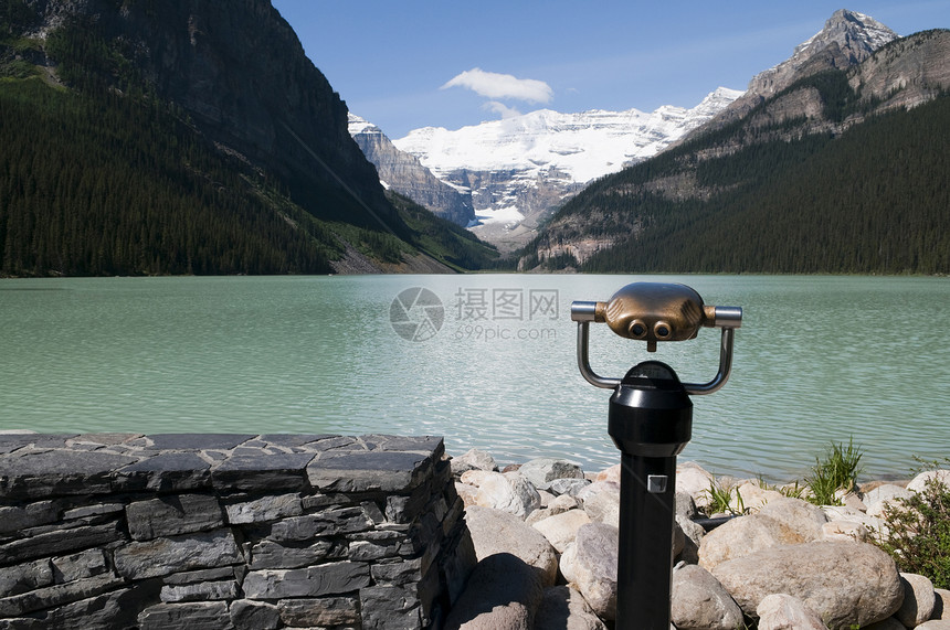 在查看水平高山海岸线望远镜环境山脉图片