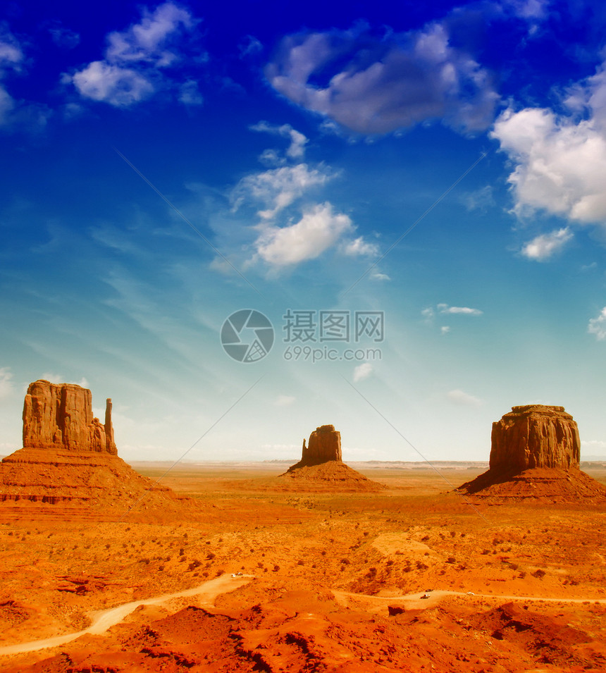 犹他州著名的古迹谷地景观孤独场景旅行天空沙漠爬坡蓝色砂岩公园纪念碑图片