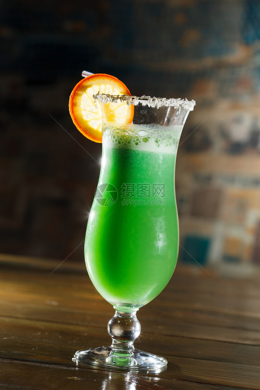 酒吧鸡尾酒茶点玻璃柠檬果汁稻草美食绿色文化酒精立方体图片