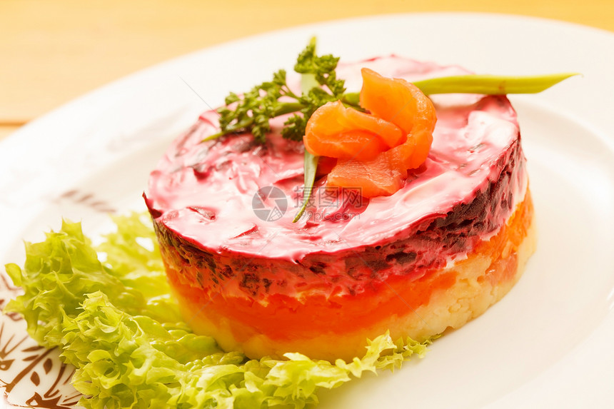 配有沙拉甜菜的沙拉美食玻璃紫色食物香菜盘子叶子午餐萝卜厨房图片