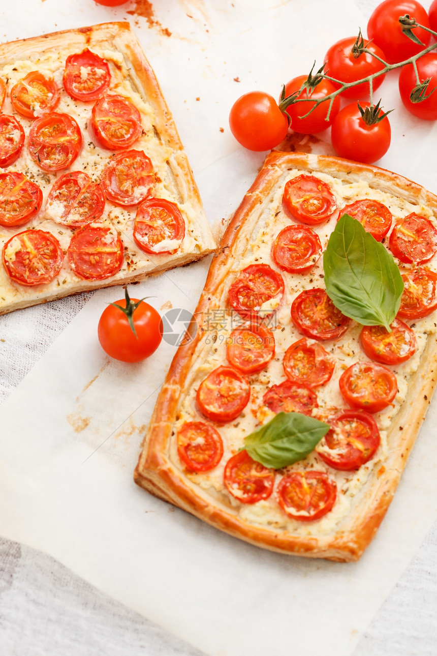 配西红柿和香料选择性砧板糕点服务蔬菜脆皮绿色馅饼焦点图片