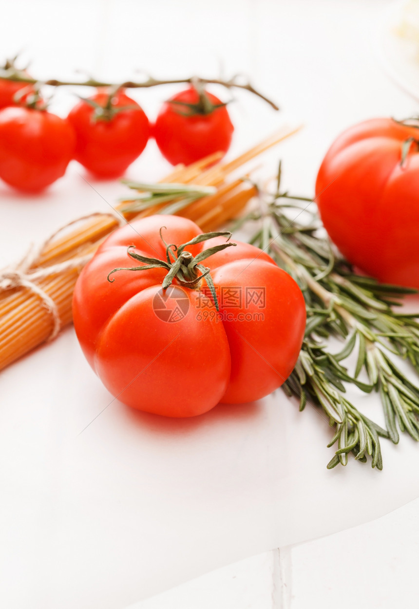 加番茄和草药的意大利面食物美食小麦饮食烹饪面条香料蔬菜午餐文化图片