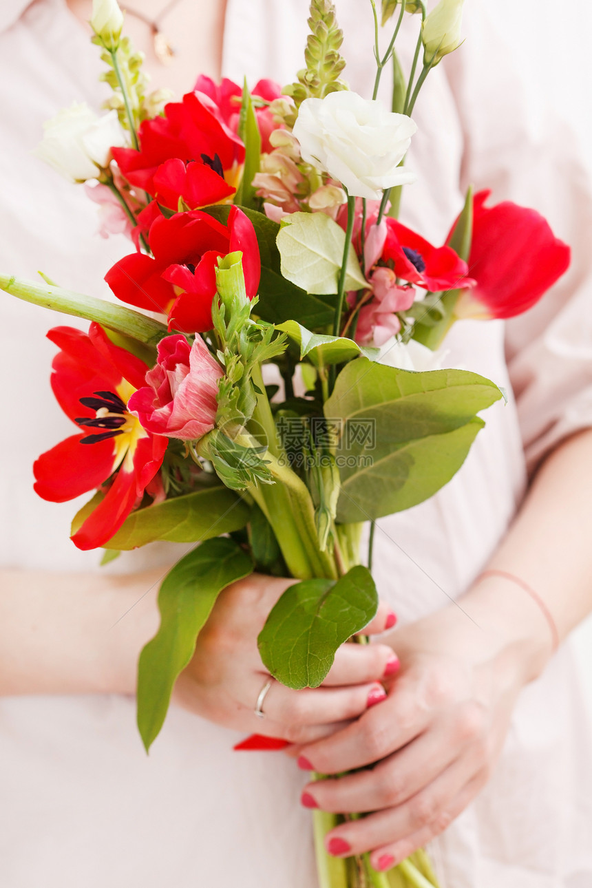 春花母亲展示订婚花瓣雏菊礼物婚礼郁金香植物群妈妈图片